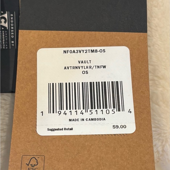 NWT Unisex The North Face Vault Navy Blue and White Backpack with Padded Straps - Picture 4 of 9